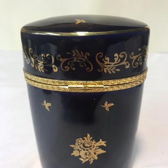 Limoges Le Rop (made in France) Trinket Box - Picture 2 of 4